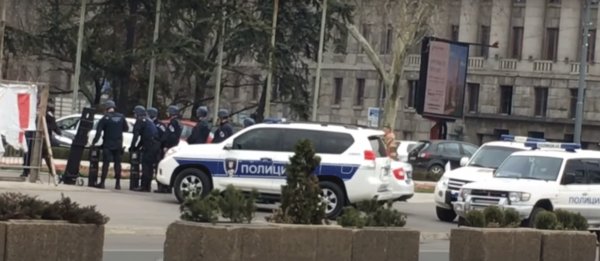 Полиция задержала угрожавшего взорвать себя на пороге здания парламента Сербии