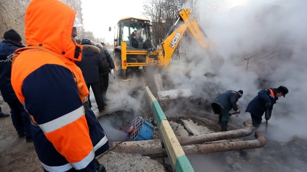 В Кемерово устраняют прорыв трубопровода с горячей водой