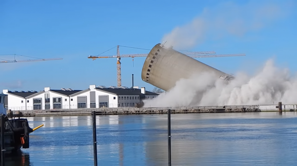 В Дании снос старой башни закончился падением на городскую библиотеку