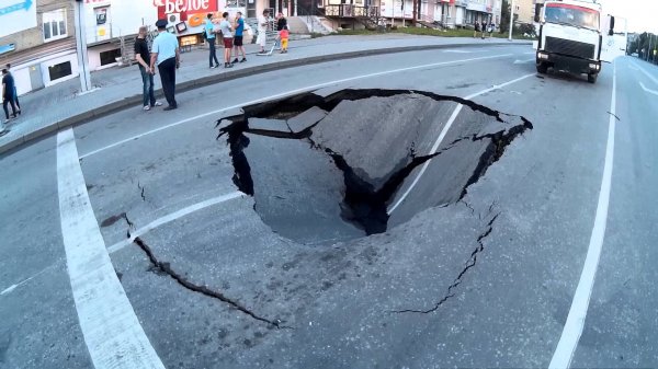 «Как тебе такое, Илон Маск?»: В Ростове авто провалилось под землю