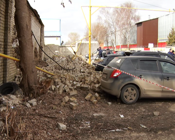 Восемь машин повреждены из-за падения кирпичной стены в Нижнем Новгороде
