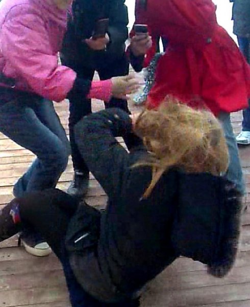 В Красноярске несовершеннолетние избили женщину прямо на тротуаре