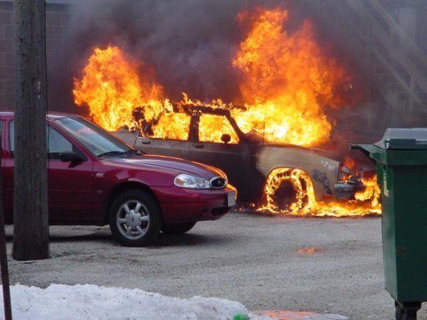 Очевидцы сообщили о возгорании нескольких автомобилей в Москве