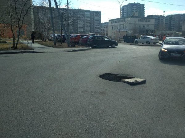 В Екатеринбурге двухметровая яма на дороге угрожает жизням водителей