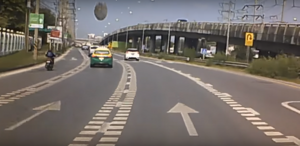 Опубликовано видео того, как НЛО упал перед автомобилем