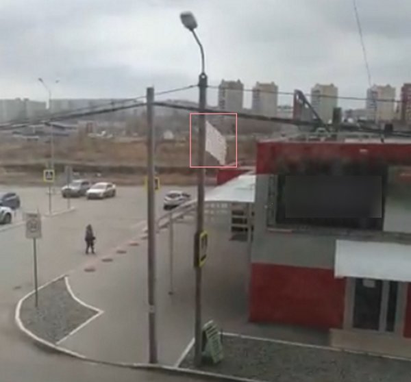 В Омске с крыльца гипермаркета сорвало лист поликарбоната