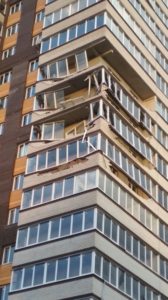 Ураганный ветер снес несколько балконов новой многоэтажки в Обнинске