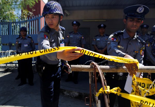 В Бангкоке бизнесмен-наркоман избил свою девушку во время прямого эфира