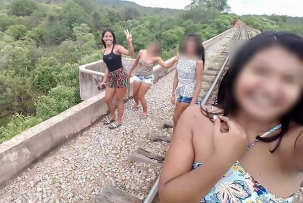 В Бразилии девушки рухнули с моста во время селфи