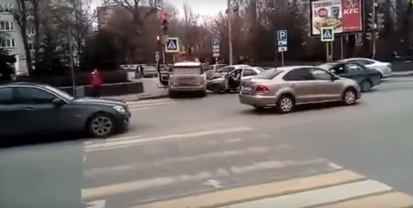 В Ростове депутат набросился на водителя, угрожая пистолетом