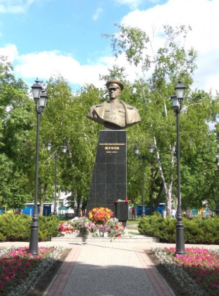 «Доморощенные декоммунизаторы» попытались ночью снести бюст Жукову в Харькове