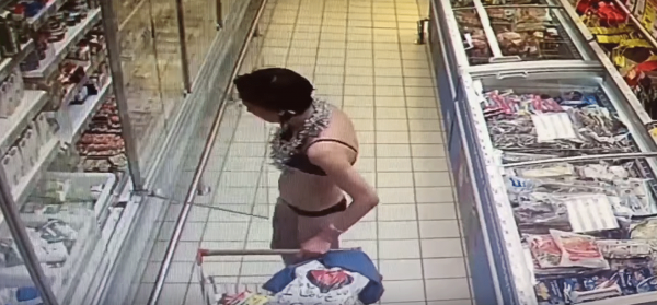 Голая женщина в продуктовом магазине Белгорода возмутила покупателей