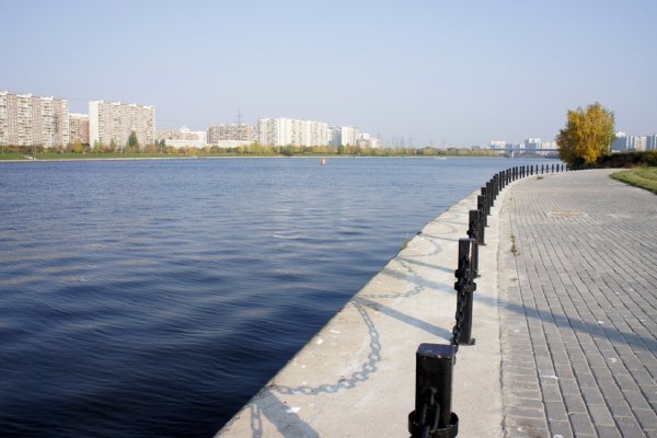 Прогулочный теплоход врезался в пришвартованный катер на Москве-реке