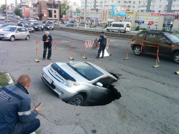 В Казани авто провалилось в яму с водой под асфальтом