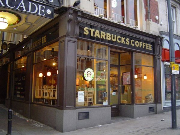 После обвинений в расизме кофейни Starbucks пускают в туалет всех желающих