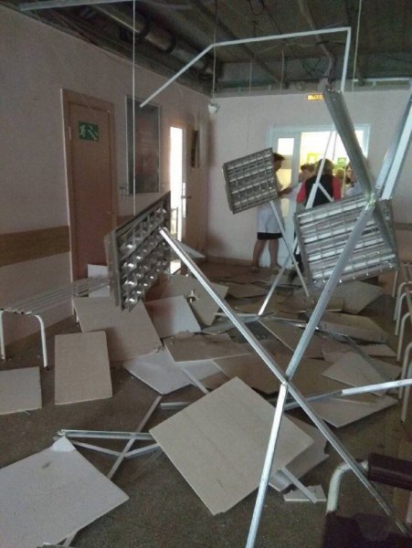 В поликлинике Екатеринбурга обвалился подвесной потолок