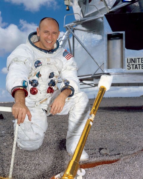 Умер астронавт Алан Бин, побывавший на Луне