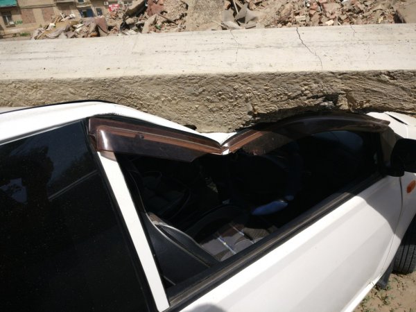 Страшный ураган в Астрахани: На машины падают деревья и бетонные столбы