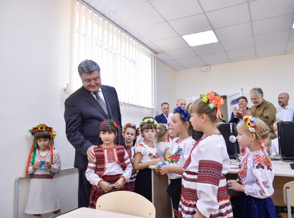 Лишь бы его не видеть: Выступление Порошенко довело до потери сознания украинских школьников