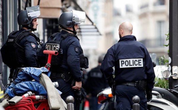В Париже полиция задержала мужчину, взявшего заложников