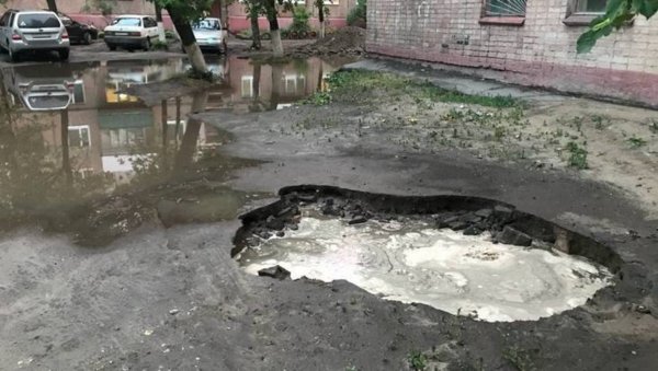 Локальный апокалипсис: В Брянске после ливня образовались грязевые водопады и провалы