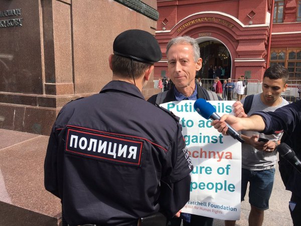 У стен Кремля британского ЛГБТ-активиста задержали за одиночный пикет