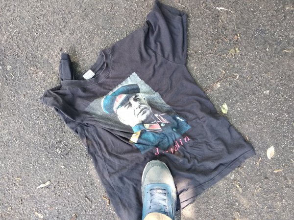 Молился, чтобы не убили: В метро Киева напали на мужчину со Сталиным на футболке