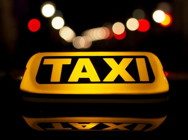 В Уфе водитель такси не выпускал клиентку из салона из-за собственных ошибок с оплатой
