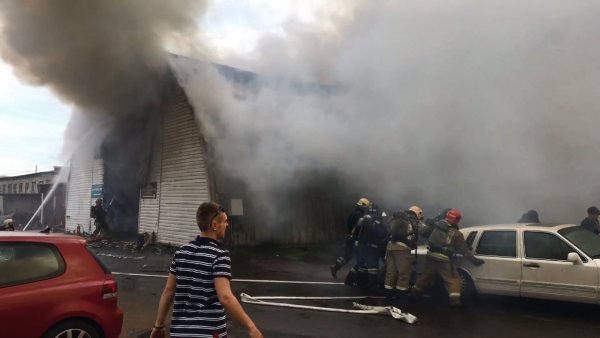 В Петербурге потушили горящее здание СТО