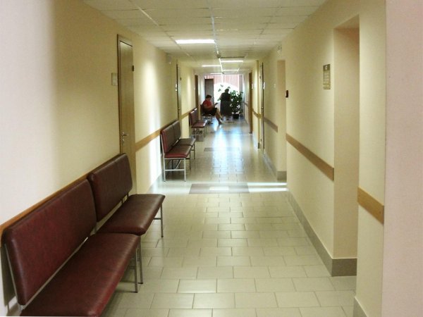 В Омске мать таскала по полу больницы дочку с травмой ноги