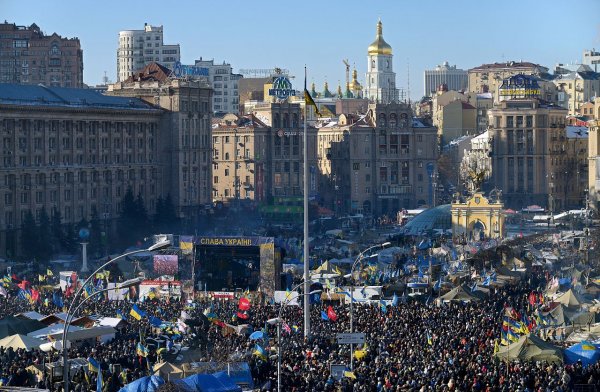 Активисты на митинге в Киеве пытаются попасть в здание Рады