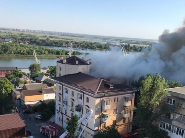 В Ростове-на-Дону загорелся жилой четырехэтажный дом