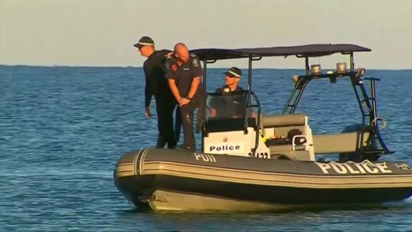 В Австралии из океана выловили одетый труп женщины