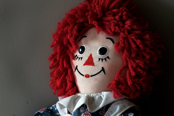 Одержимую куклу Аннабель обнаружили в магазине игрушек