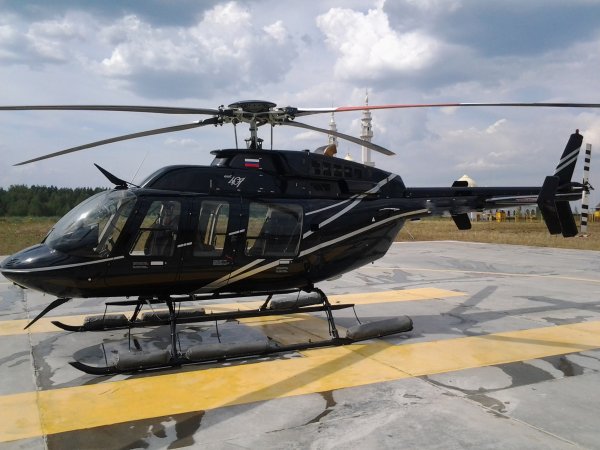 В Омской области вертолет приземлился прямо на пшеничное поле