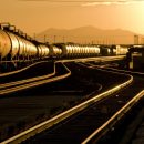 В США произошла утечка нефти с сошедшего с рельсов поезда