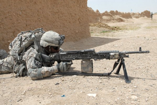 В США полковника армии уволили с авиабазы за кражу пулемета