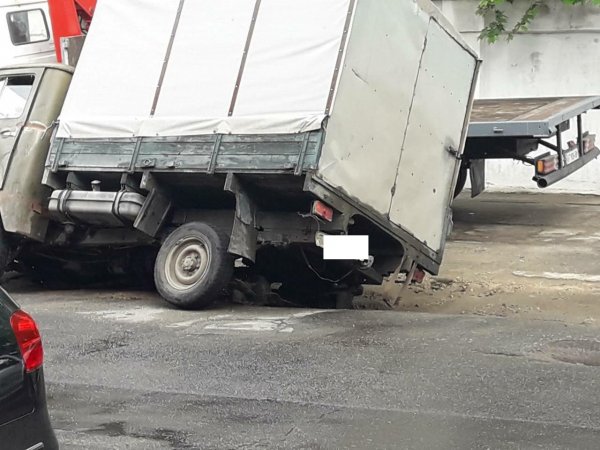 В Сети появилось видео грузовика, провалившегося в дорожную яму