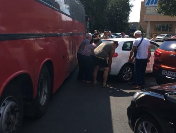 «СтопХам» по-ростовски: В Ростове-на-Дону богатыри перетащили машину нарушительницы, создавшей пробку