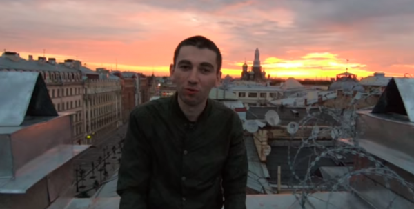 Недовольные пользователи «ВКонтакте» залезли на крышу дома Зингера и потребовали вернуть Дурова