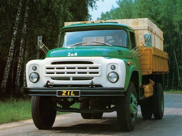 «ЗИЛ-акробат»: В Омске грузовик с логотипом «Единой России» развалился посреди дороги