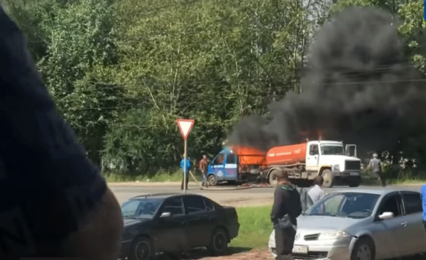 В Иваново ассенизаторская машина потушила пылающий фургон