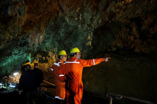 Спасенные из затопленной пещеры в Таиланде дети поблагодарили семью погибшего водолаза
