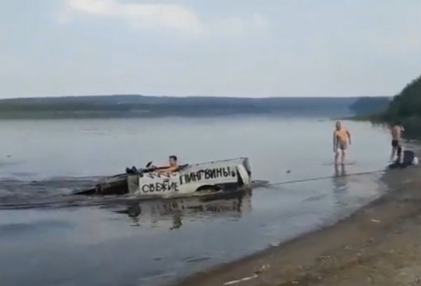 В Пермском крае мужчины утопили «гоночный» кабриолет в качестве развлечения