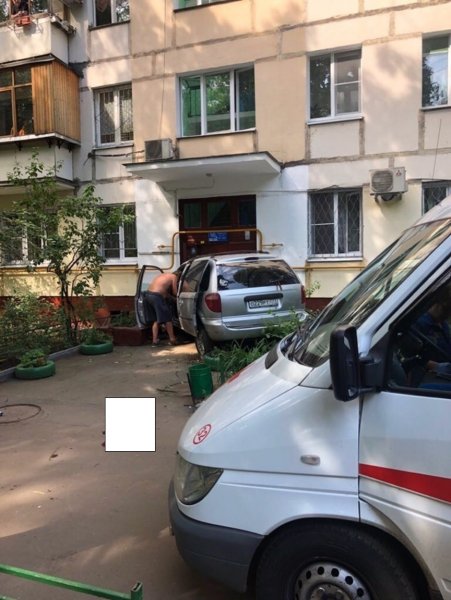 В Москве иномарка «протаранила» подъезд жилого дома