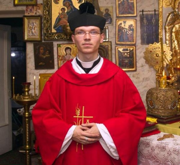 В Петербурге в столовой арестовали священника-гея из Кузбасса