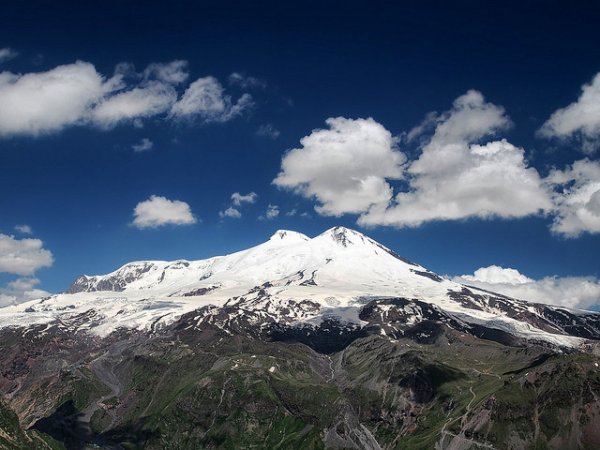 На Эльбрусе с 5300-метровой высоты сорвался турист