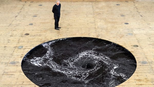 На выставке Аниша Капура в Португалии посетитель провалился в «черную дыру»