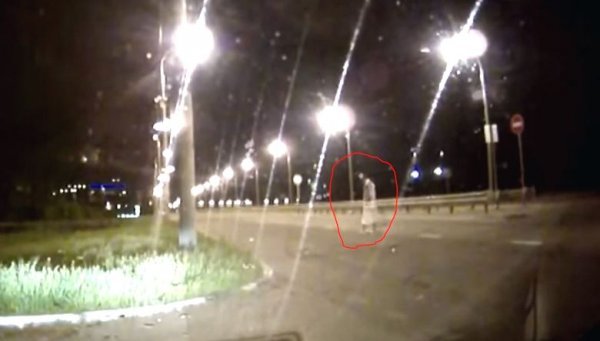 На видео сняли безмятежного призрака, переходившего дорогу