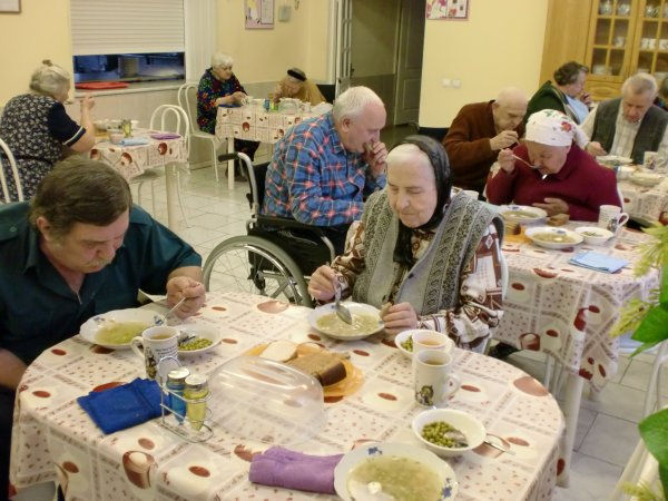 В Красноярске пенсионеров накормили фекалиями в пансионате